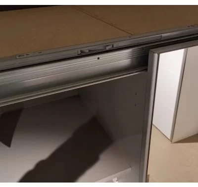 Brzda s tlumením dojezdu pro středové dveře skříně Easy Plus