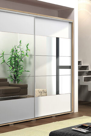 Šatní skříň Ska A17 XL s bílými dveřmi a dubovým korpusem.