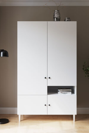 Bílá šatní skříň Dullum s decentními úchytkami
