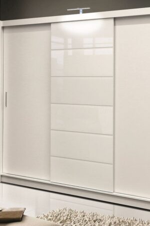 Bílá skříň GROTTO s posuvnými dveřmi a sklem.