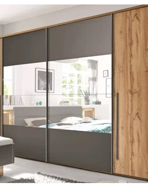 Prostorná šatní skříň Mega v dubu Wotan a šedé barvě.